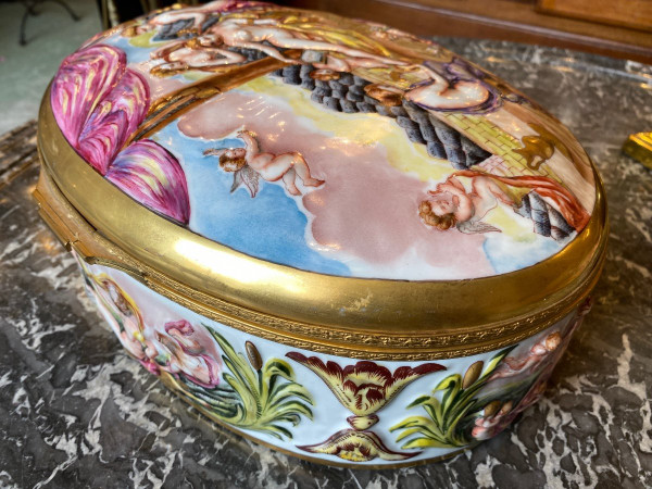 Große Ovale Dose / Box aus Capodimonte Porzellan, 19. Jahrhundert, Szene von Menschen