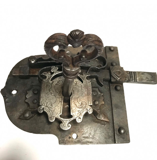 Serrure et sa clef en fer forgé   héraldique royauté noblesse 16/17ème