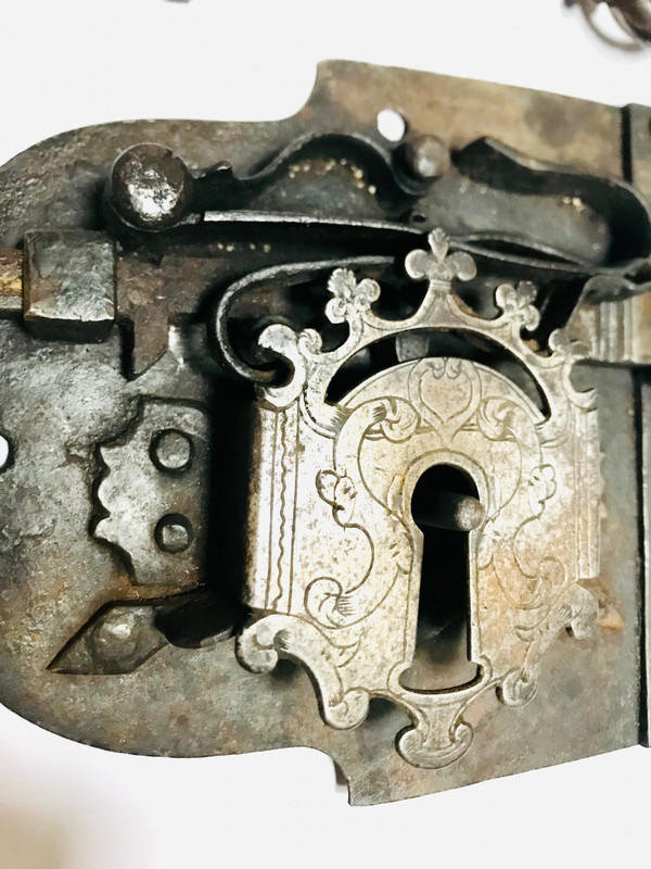 Serrure et sa clef en fer forgé   héraldique royauté noblesse 16/17ème
