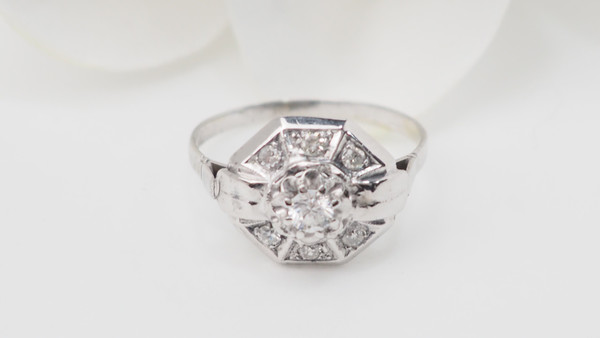 Anello ottagonale in oro bianco e diamanti 
