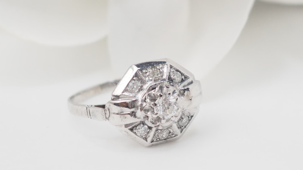 Anello ottagonale in oro bianco e diamanti 