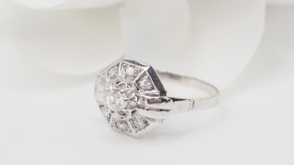 Anello ottagonale in oro bianco e diamanti 