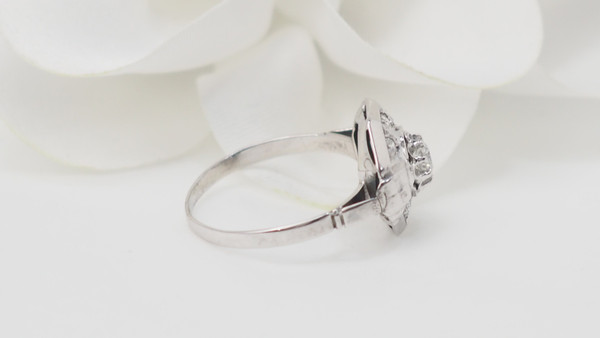 Anello ottagonale in oro bianco e diamanti 