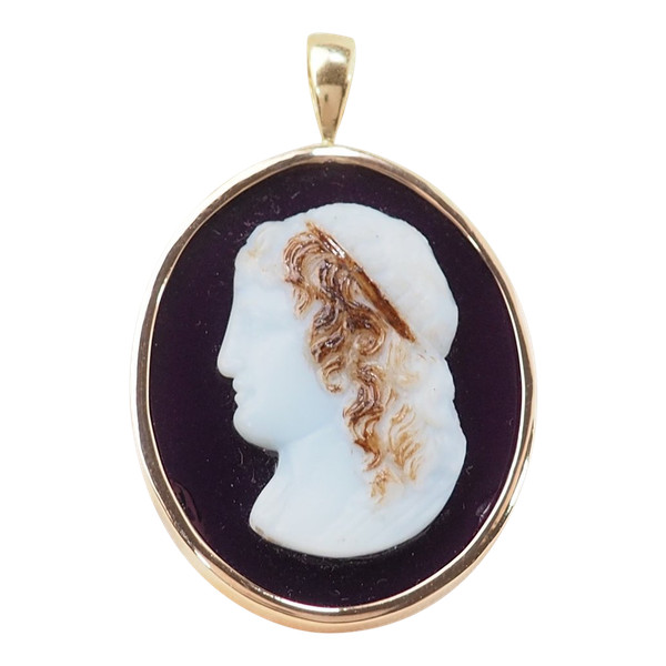 Pendentif camée sur agate