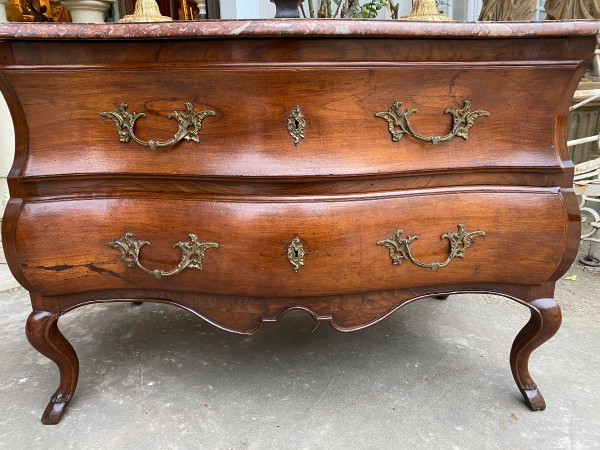 Provenzalische Sauteuse-Kommode aus dem 18. Jahrhundert, Louis XV, mit farbigem Marmorboden