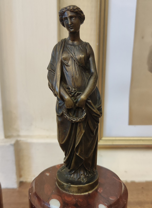 Coppia di statue in bronzo raffiguranti donne nell'antichità  