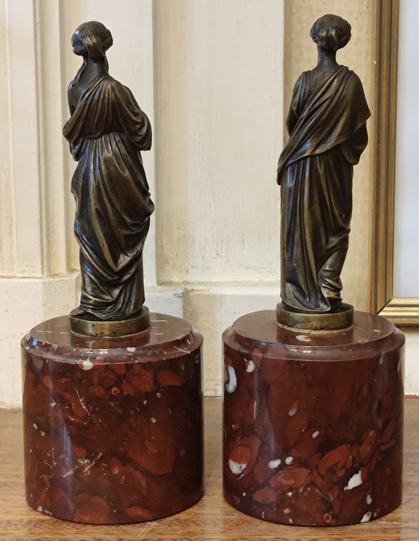 Coppia di statue in bronzo raffiguranti donne nell'antichità  