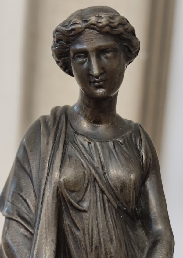 Coppia di statue in bronzo raffiguranti donne nell'antichità  