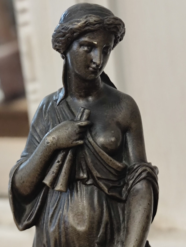 Coppia di statue in bronzo raffiguranti donne nell'antichità  