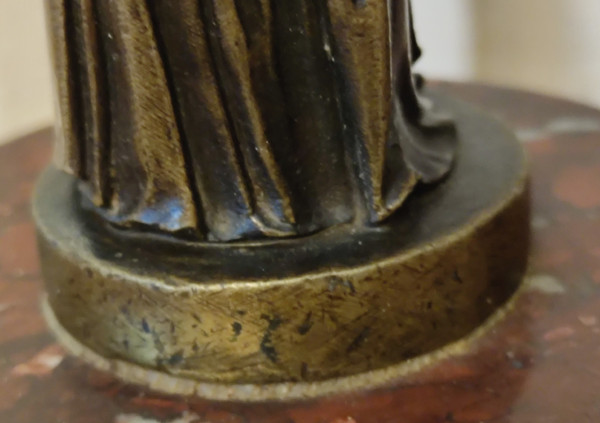 Coppia di statue in bronzo raffiguranti donne nell'antichità  