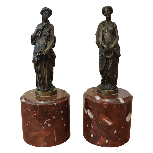 Coppia di statue in bronzo raffiguranti donne nell'antichità  
