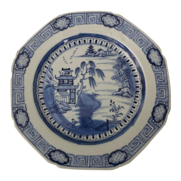Assiette octogonale bleu et blanc Chine XIXe décor de pagode