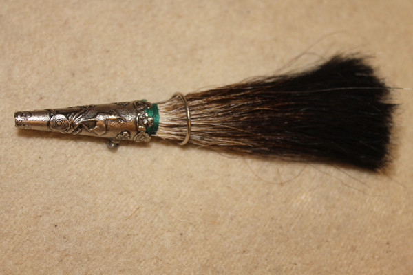 Hutnadelbrosche mit Naturhaar Herkunft Tiroler Alpen
