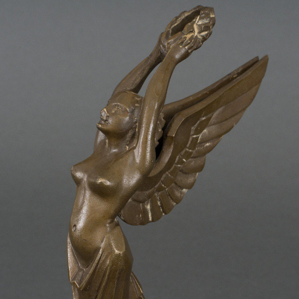 Mascotte La Gloire di H. Molins 1930 bronzo con base in marmo a patina marrone