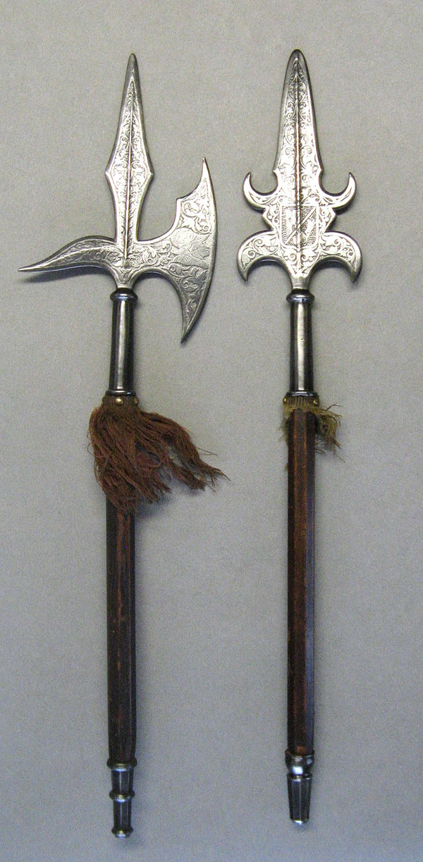 Pertuisane und gegenüberliegende Hellebarde Viollet Le Duc aus der Zeit des 19. Jahrhunderts.