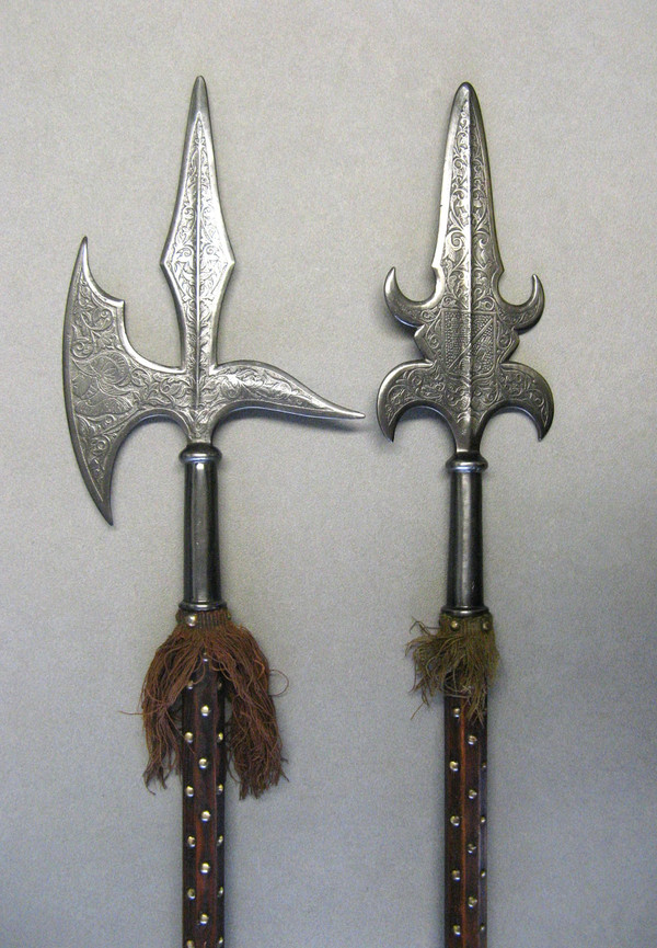 Pertuisane und gegenüberliegende Hellebarde Viollet Le Duc aus der Zeit des 19. Jahrhunderts.