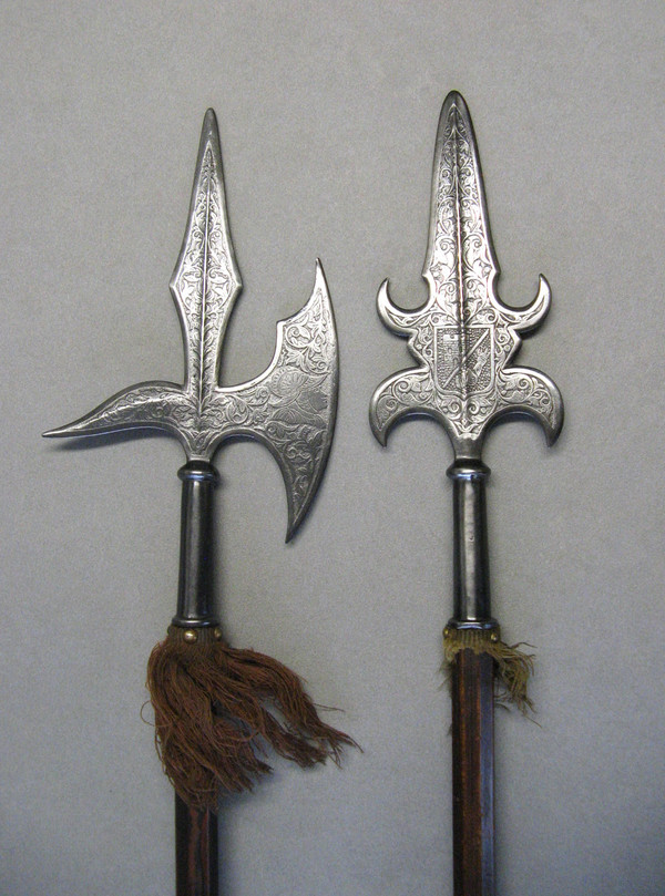 Pertuisane und gegenüberliegende Hellebarde Viollet Le Duc aus der Zeit des 19. Jahrhunderts.