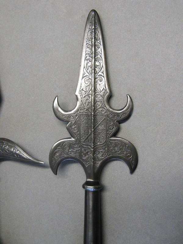 Pertuisane und gegenüberliegende Hellebarde Viollet Le Duc aus der Zeit des 19. Jahrhunderts.