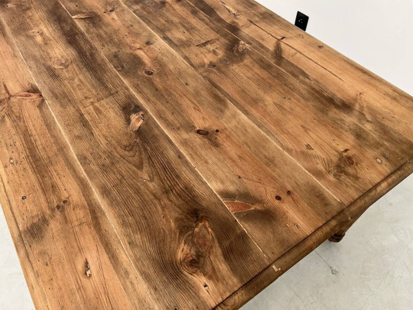 Table de ferme ancienne des années 50, à 3 tiroirs et aux pieds tournés