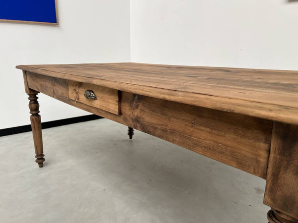 Table de ferme ancienne des années 50, à 3 tiroirs et aux pieds tournés