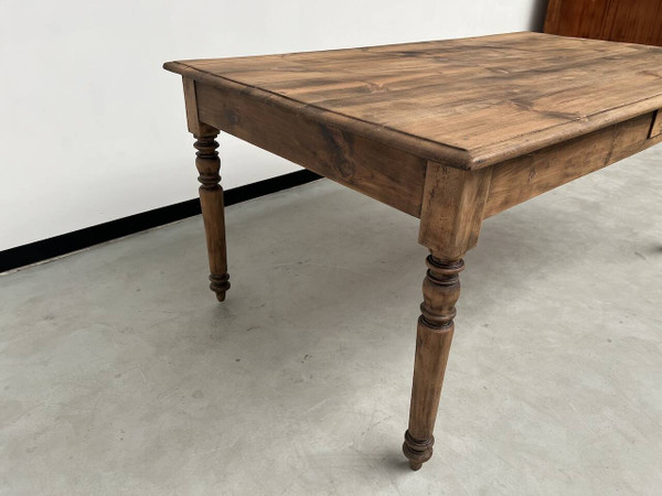 Table de ferme ancienne des années 50, à 3 tiroirs et aux pieds tournés
