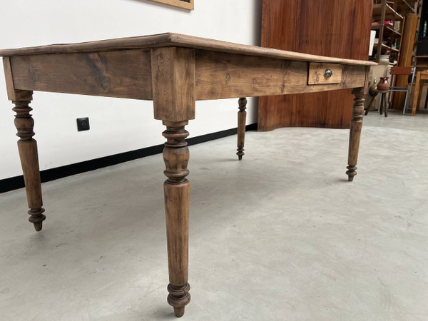 Table de ferme ancienne des années 50, à 3 tiroirs et aux pieds tournés