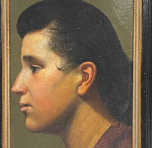 Portrait de profil d’une jeune femme