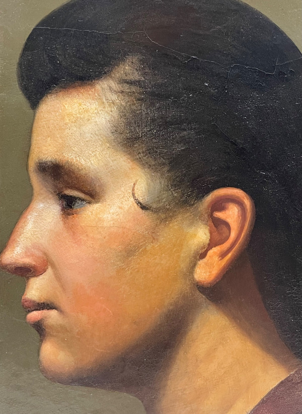 Portrait de profil d’une jeune femme