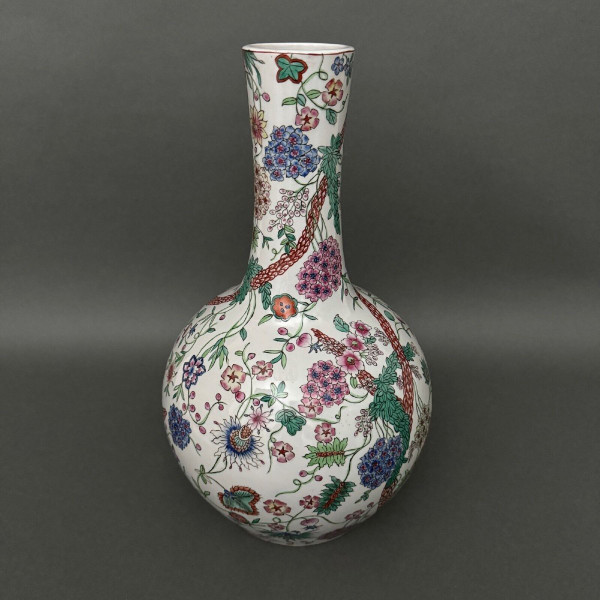 Vase européen dans le goût chinois décor végétal forme gourde début XXe