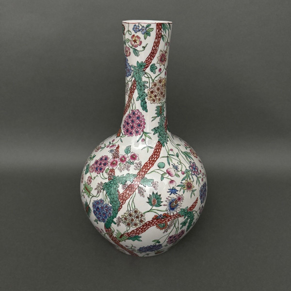 Vase européen dans le goût chinois décor végétal forme gourde début XXe