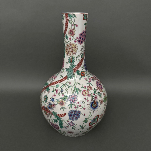 Vase européen dans le goût chinois décor végétal forme gourde début XXe
