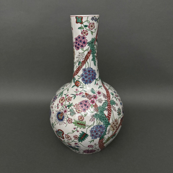 Vase européen dans le goût chinois décor végétal forme gourde début XXe