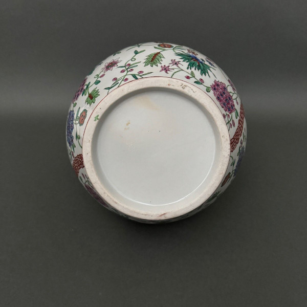 Vase européen dans le goût chinois décor végétal forme gourde début XXe