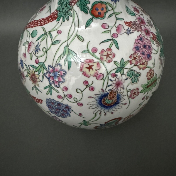 Vase européen dans le goût chinois décor végétal forme gourde début XXe