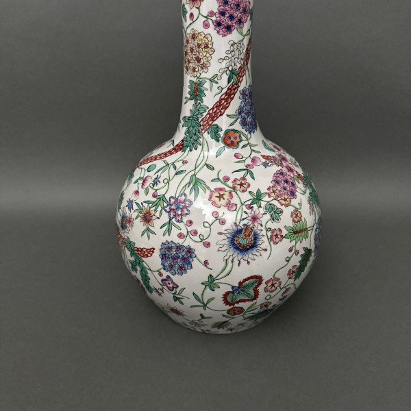 Vase européen dans le goût chinois décor végétal forme gourde début XXe