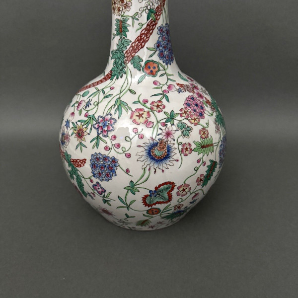 Vase européen dans le goût chinois décor végétal forme gourde début XXe