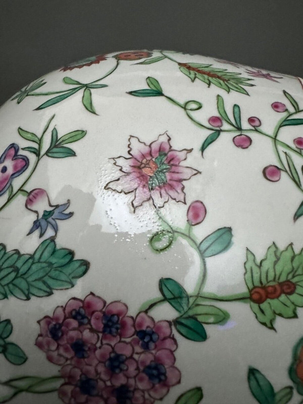 Vase européen dans le goût chinois décor végétal forme gourde début XXe