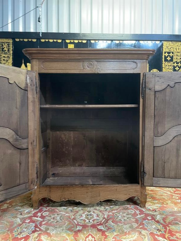 Niedriger Schrank aus der Zeit Louis XV aus massiver Eiche