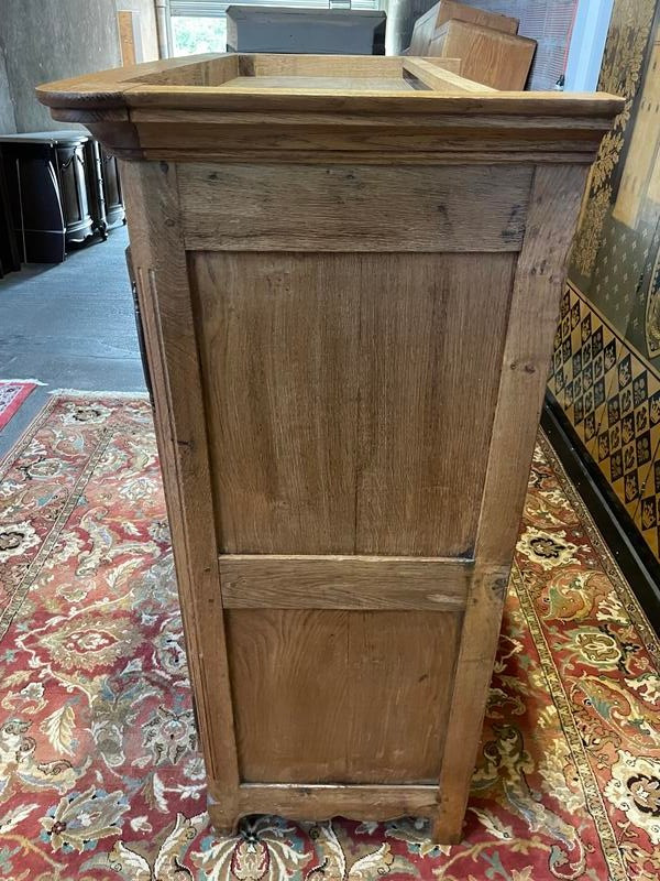 Niedriger Schrank aus der Zeit Louis XV aus massiver Eiche