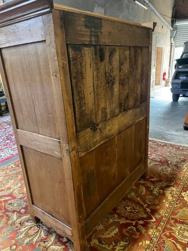 Niedriger Schrank aus der Zeit Louis XV aus massiver Eiche