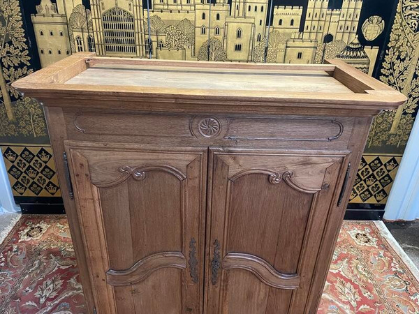 Niedriger Schrank aus der Zeit Louis XV aus massiver Eiche