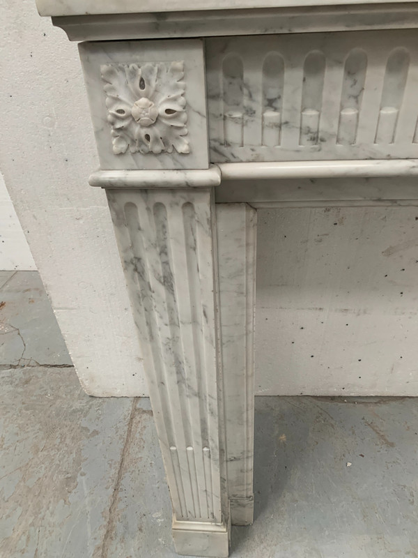 Cheminée De Style Louis XVI En Marbre Blanc Veiné De Carrare XIX Siècle