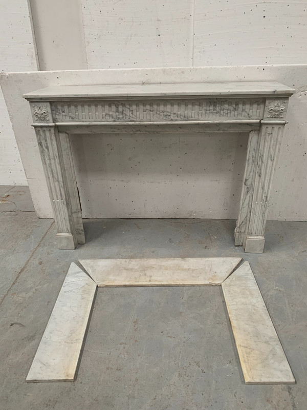 Cheminée De Style Louis XVI En Marbre Blanc Veiné De Carrare XIX Siècle