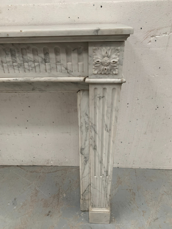 Cheminée De Style Louis XVI En Marbre Blanc Veiné De Carrare XIX Siècle