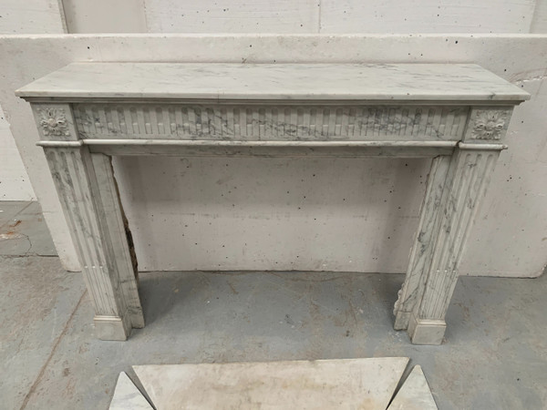 Cheminée De Style Louis XVI En Marbre Blanc Veiné De Carrare XIX Siècle