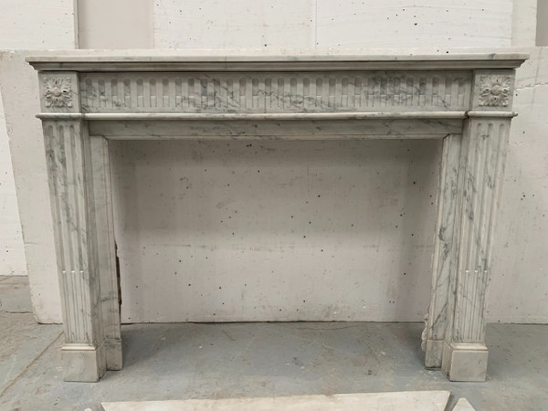 Cheminée De Style Louis XVI En Marbre Blanc Veiné De Carrare XIX Siècle