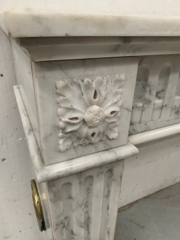 Cheminée De Style Louis XVI En Marbre Blanc Veiné De Carrare XIX Siècle