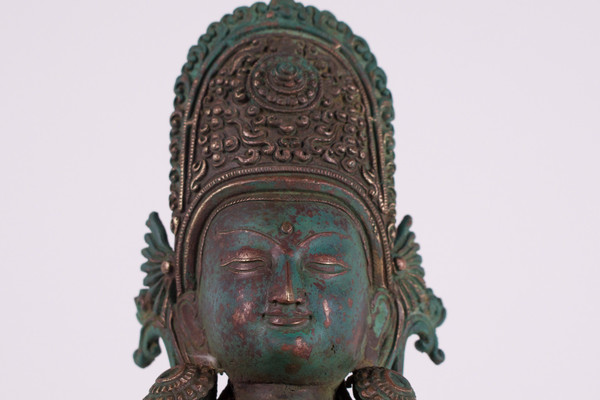 Indra in piedi, Nepal.