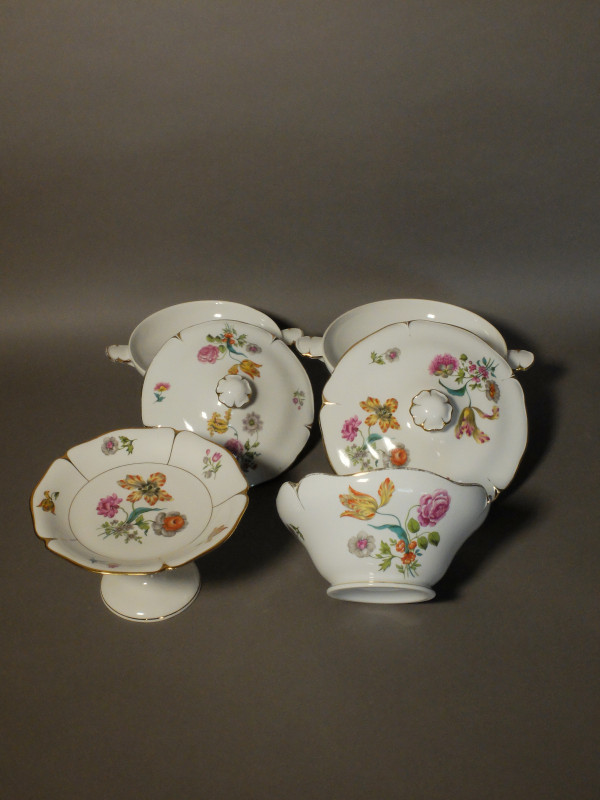 Service en porcelaine par la manufacture Lourioux à Foëcy 