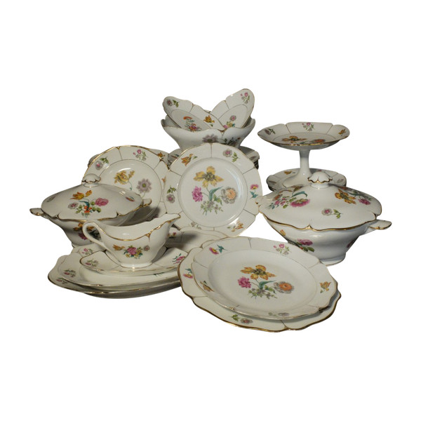 Service en porcelaine par la manufacture Lourioux à Foëcy 